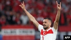 UEFA, bozkurt hareketi nedeniyle milli futbolcu Merih Demiral'a iki maç ceza verdi.