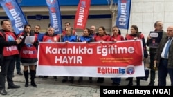 Öğretmenler ve veliler kalıcı saat uygulamasının “Türkiye’yi karanlığa mahkum ettiğini” savunarak uygulamayı ellerinde fenerlerle protesto etti.