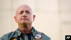 Emekli NASA astronotu Mark Kelly, Arizona Senatörü.