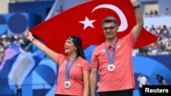 Milli atıcı Yusuf Dikeç, Paris Olimpiyatları’nda Şevval İlayda Tarhan’la birlikte gümüş madalya kazanmasının ardından Türkiye’ye döndü
